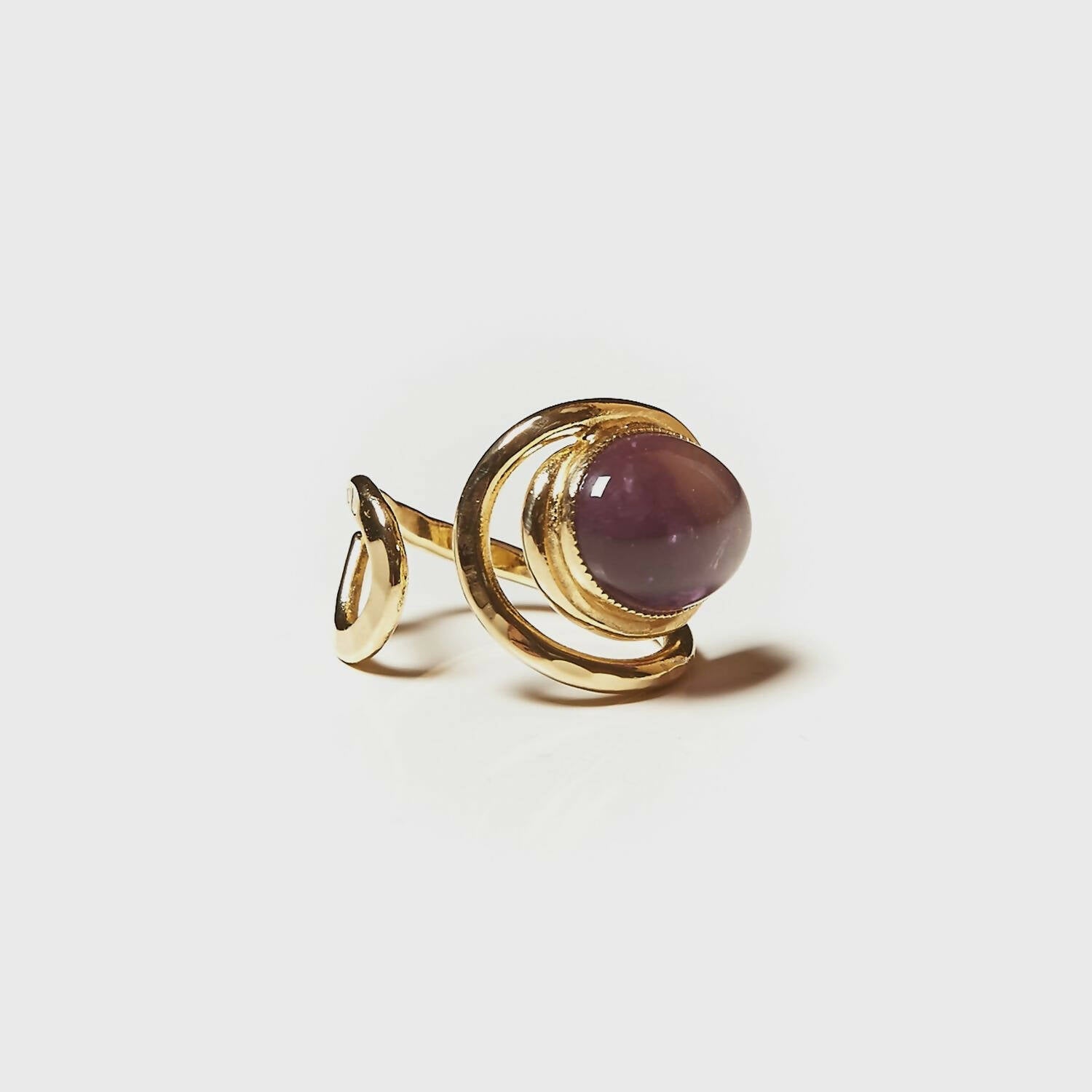 Bague VOLUPTIA plaqué or avec une améthyste. | EMPREINTES Paris