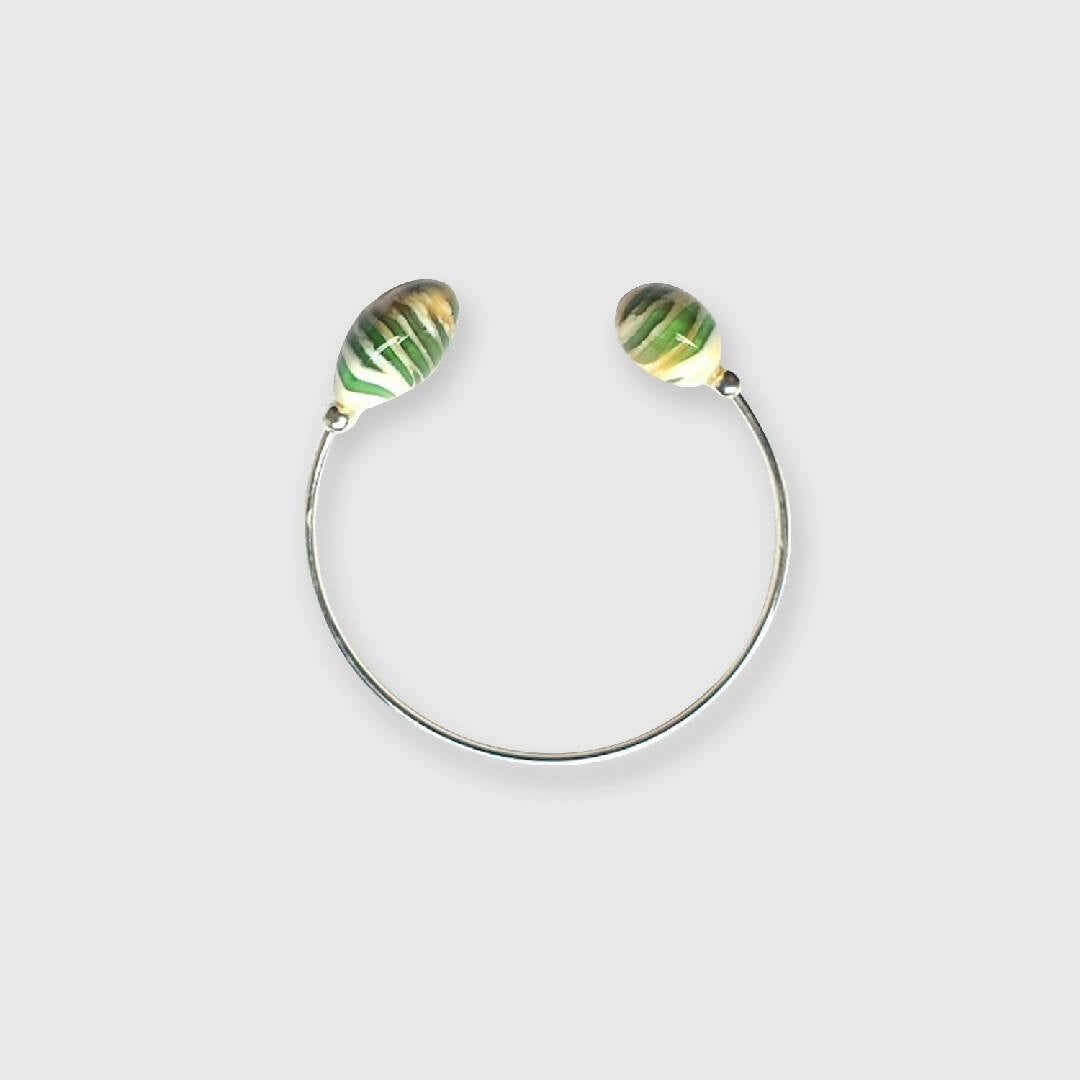 Bracelet jonc en verre couleur ivoire et émeraude | EMPREINTES Paris