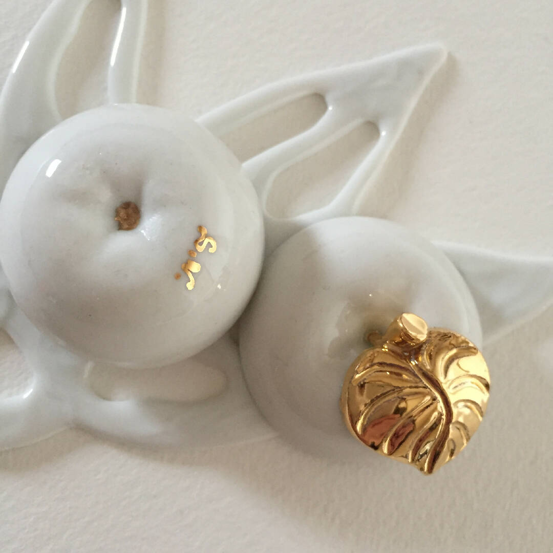 Boite à Bijoux Pomme en porcelaine sur décor floral | EMPREINTES Paris
