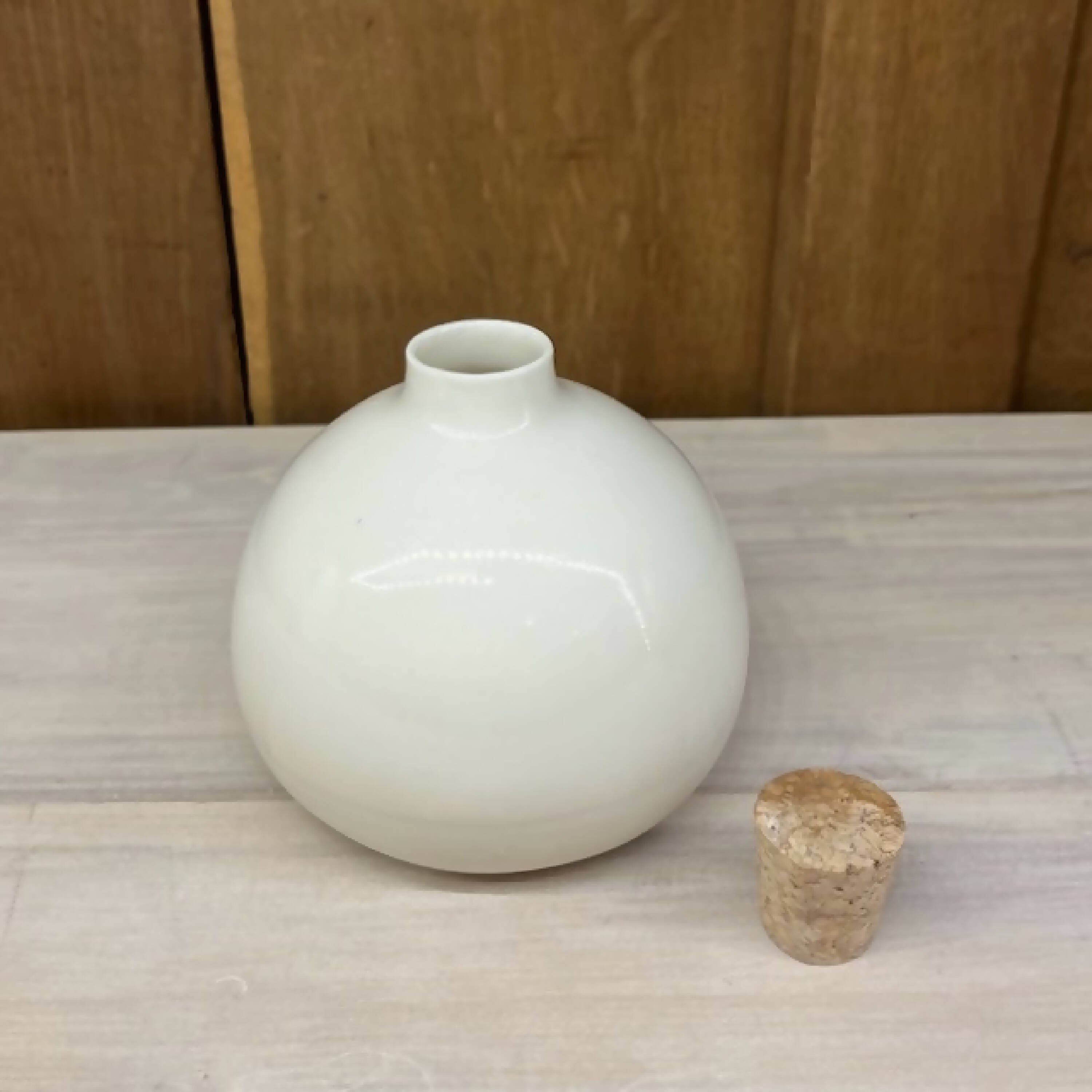 Petit vase boule en porcelaine avec bouchon en liège | EMPREINTES Paris | EMPREINTES Paris