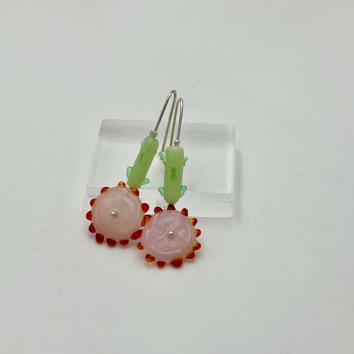 Boucles d'oreilles Tournesols rose opaline, points rouge et tiges vertes | EMPREINTES Paris - EMPREINTES Paris
