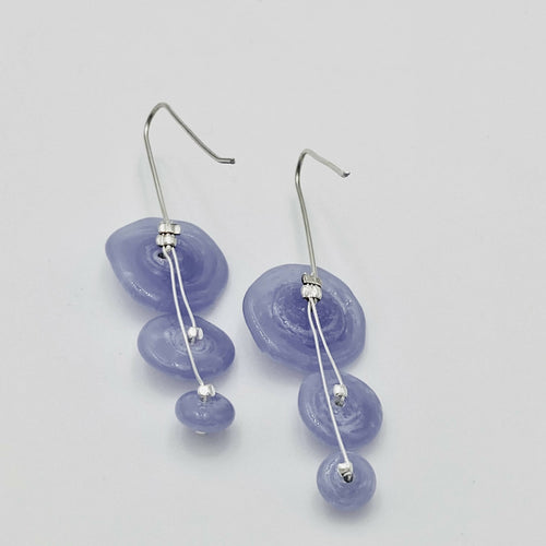 Boucles d'oreilles ricochets bleu violet clair opalescent | EMPREINTES Paris - EMPREINTES Paris
