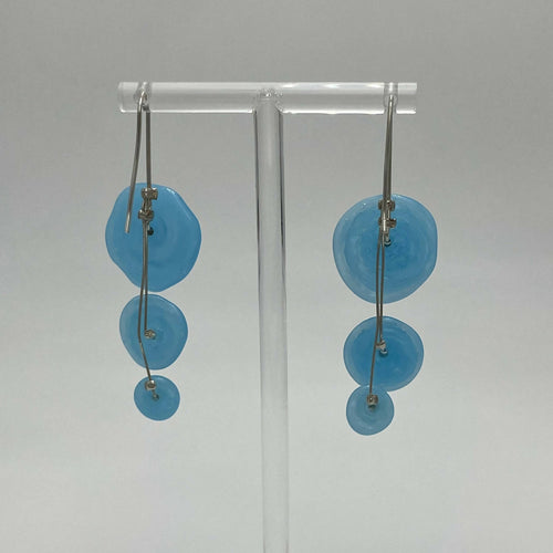 boucles_doreilles_ricochets_bleu_clair_opalescent_lathoumetie_helene | EMPREINTES Paris - EMPREINTES Paris