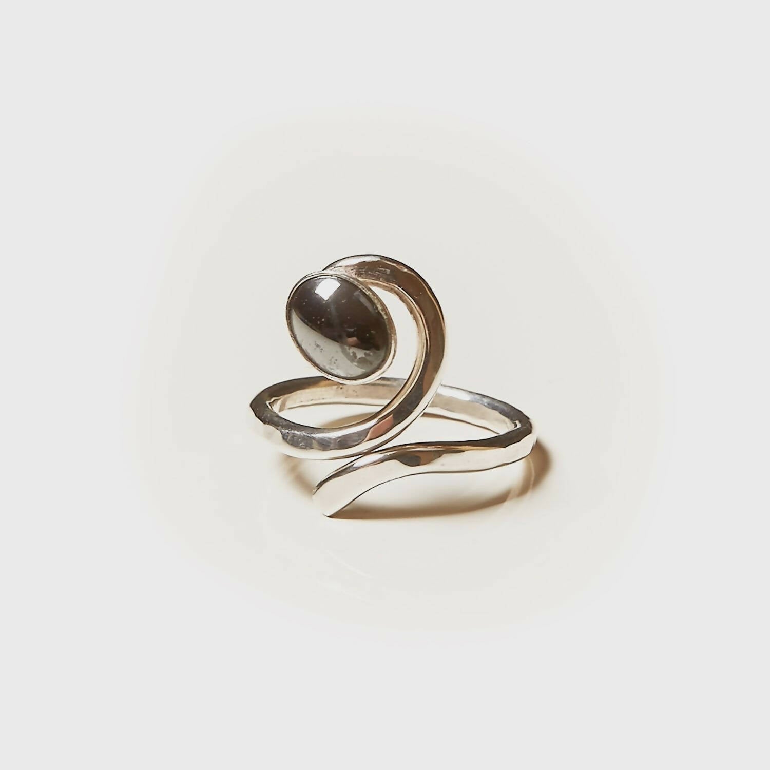 Bague PERCE NEIGE en argent avec une hématite. | EMPREINTES Paris