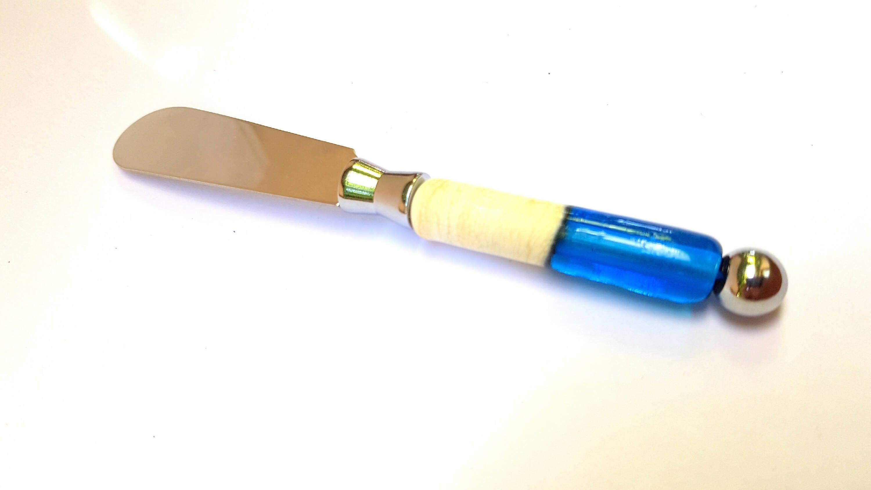 Couteau à beurre ivoire et bleu transparent | EMPREINTES Paris