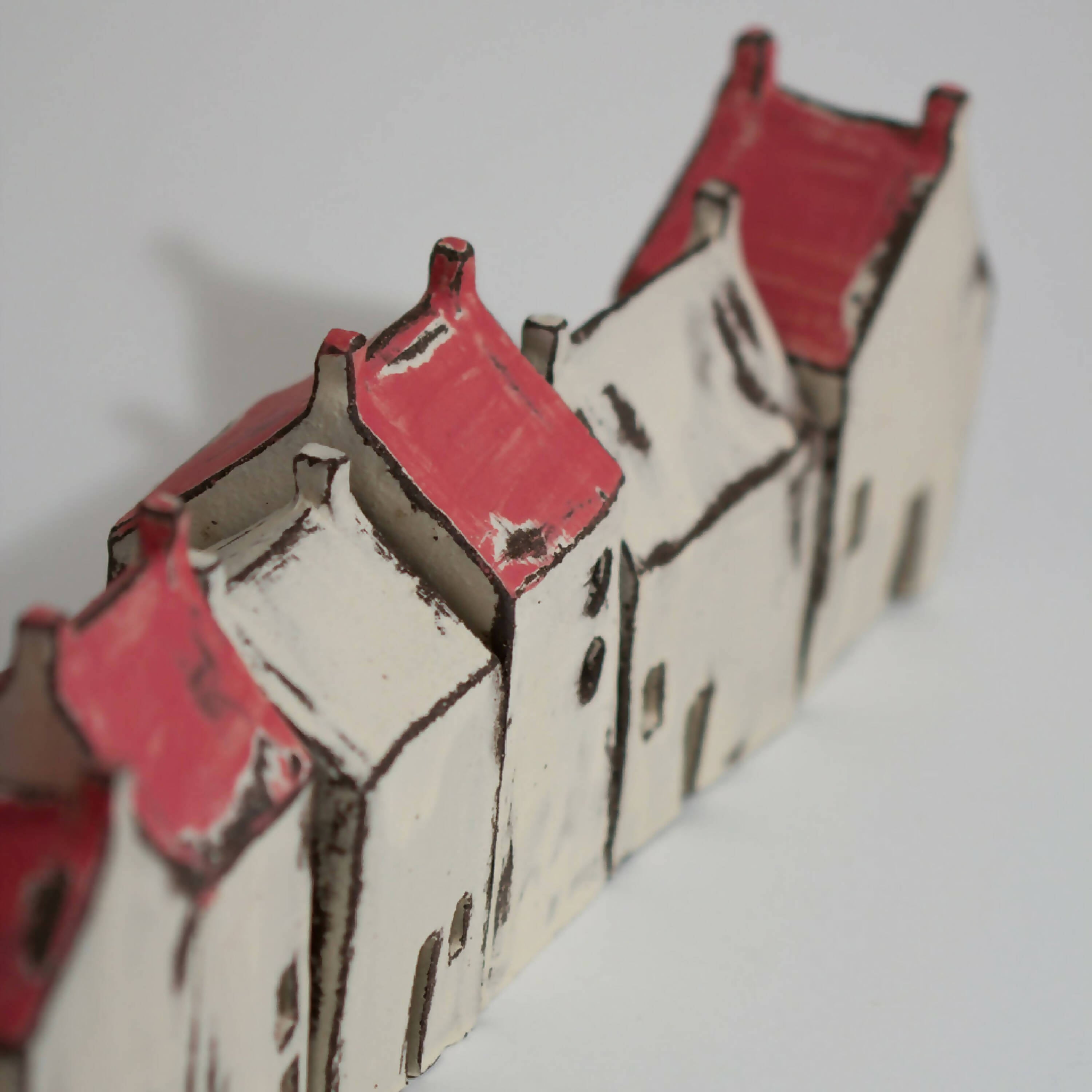 Maison des Cornouailles avec toit rouge | EMPREINTES Paris | EMPREINTES Paris