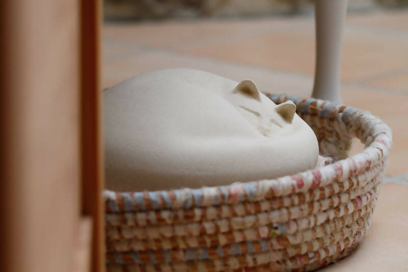 Sculpture PETIT CHAT BLANC endormi sur ses deux oreilles | EMPREINTES Paris | EMPREINTES Paris