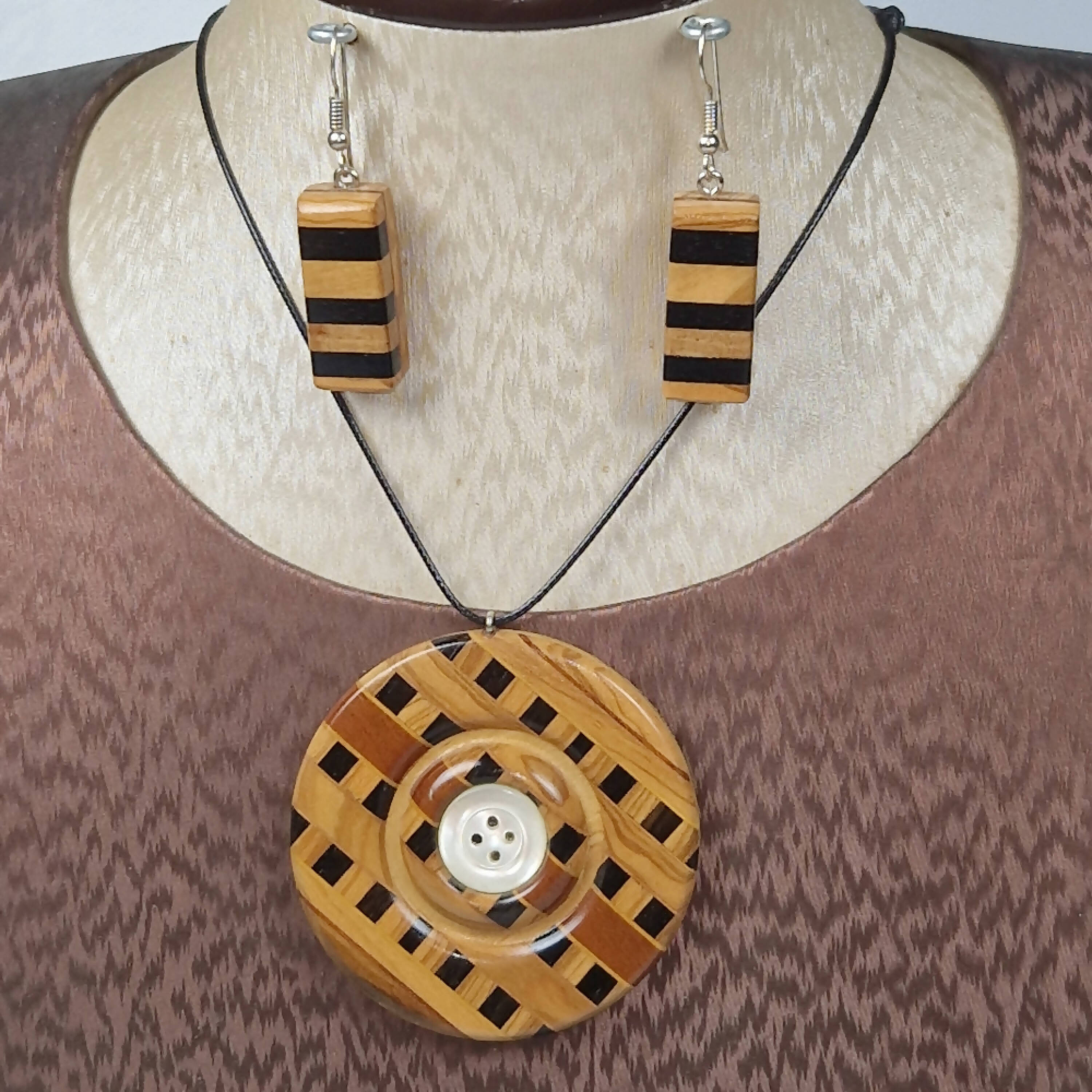 parure-pendentif-boucle-oreille-bijou-bois-olivier-ebene-atelier-mercantour | EMPREINTES Paris