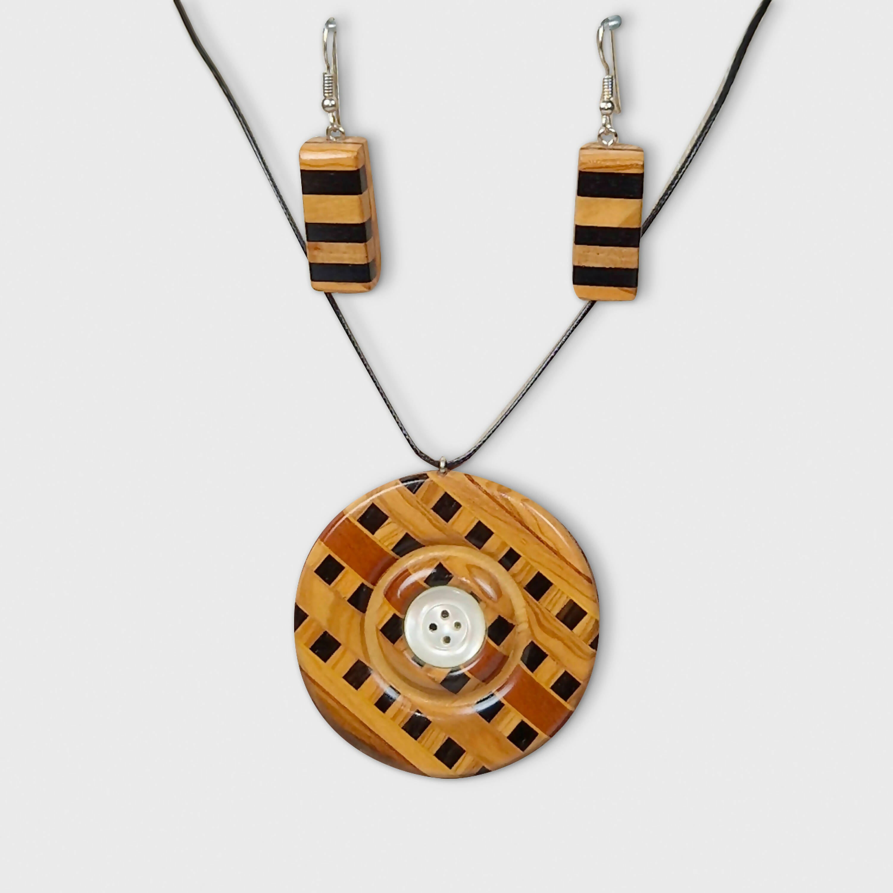 parure-pendentif-boucle-oreille-bijou-bois-olivier-ebene-atelier-mercantour | EMPREINTES Paris