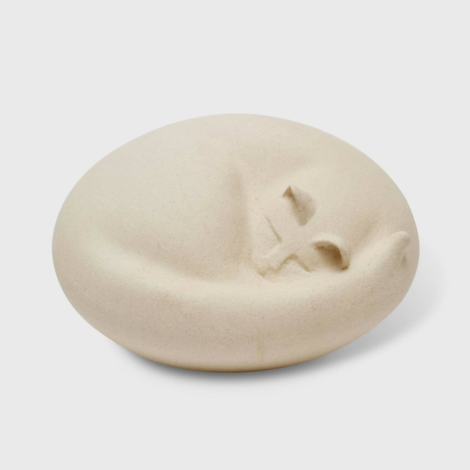 Sculpture CHAT BLANC MOYEN endormi sur ses deux oreilles | EMPREINTES Paris | EMPREINTES Paris