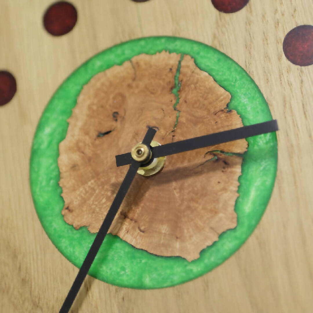 Pendule murale en chêne et résine époxy | EMPREINTES Paris