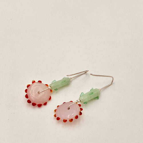 Boucles d'oreilles Tournesols rose opaline, points rouge et tiges vertes | EMPREINTES Paris - EMPREINTES Paris