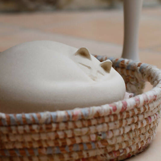 Sculpture CHAT BLANC MOYEN endormi sur ses deux oreilles | EMPREINTES Paris | EMPREINTES Paris