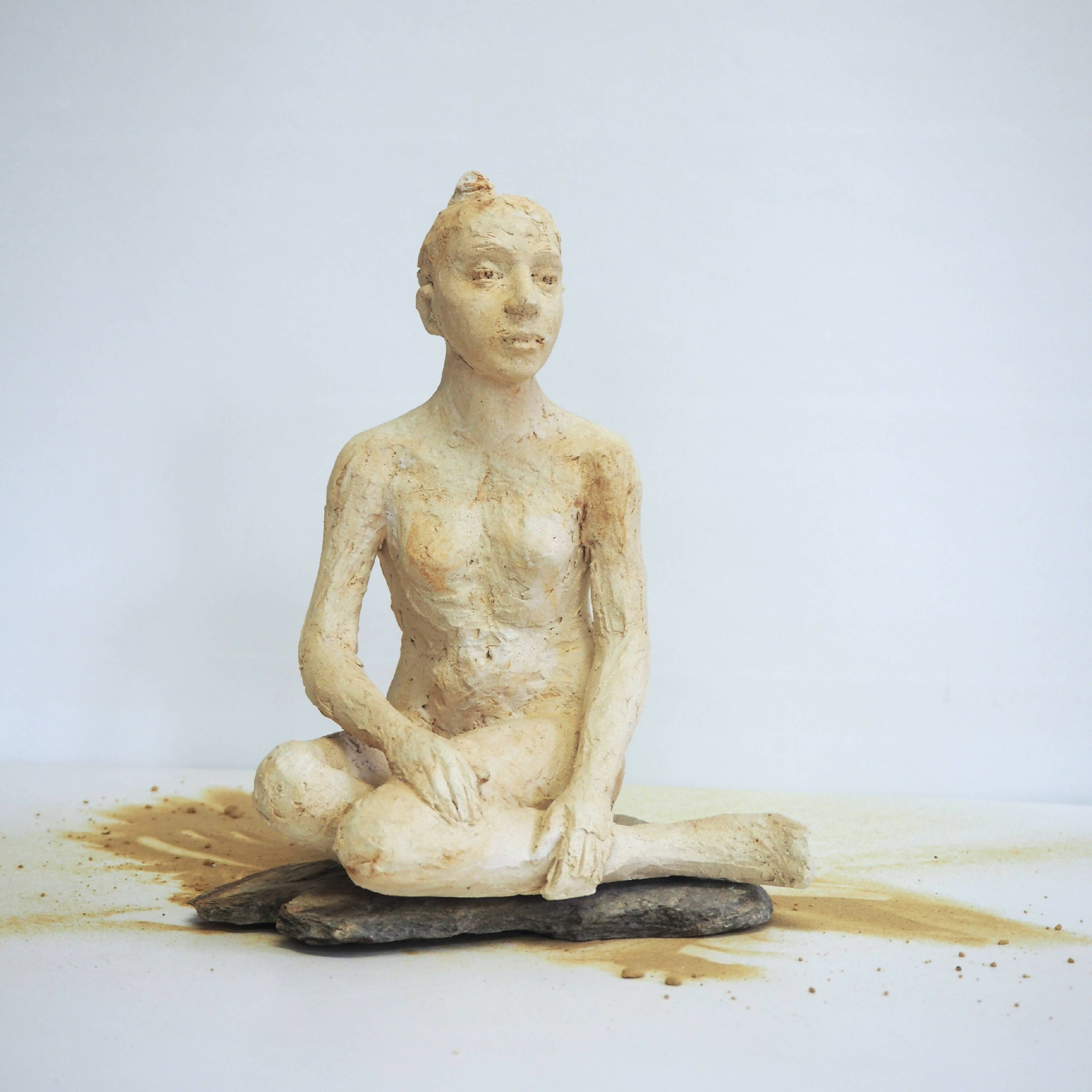 Sculpture Jeune femme au chignon assise sur lauze | EMPREINTES Paris | EMPREINTES Paris
