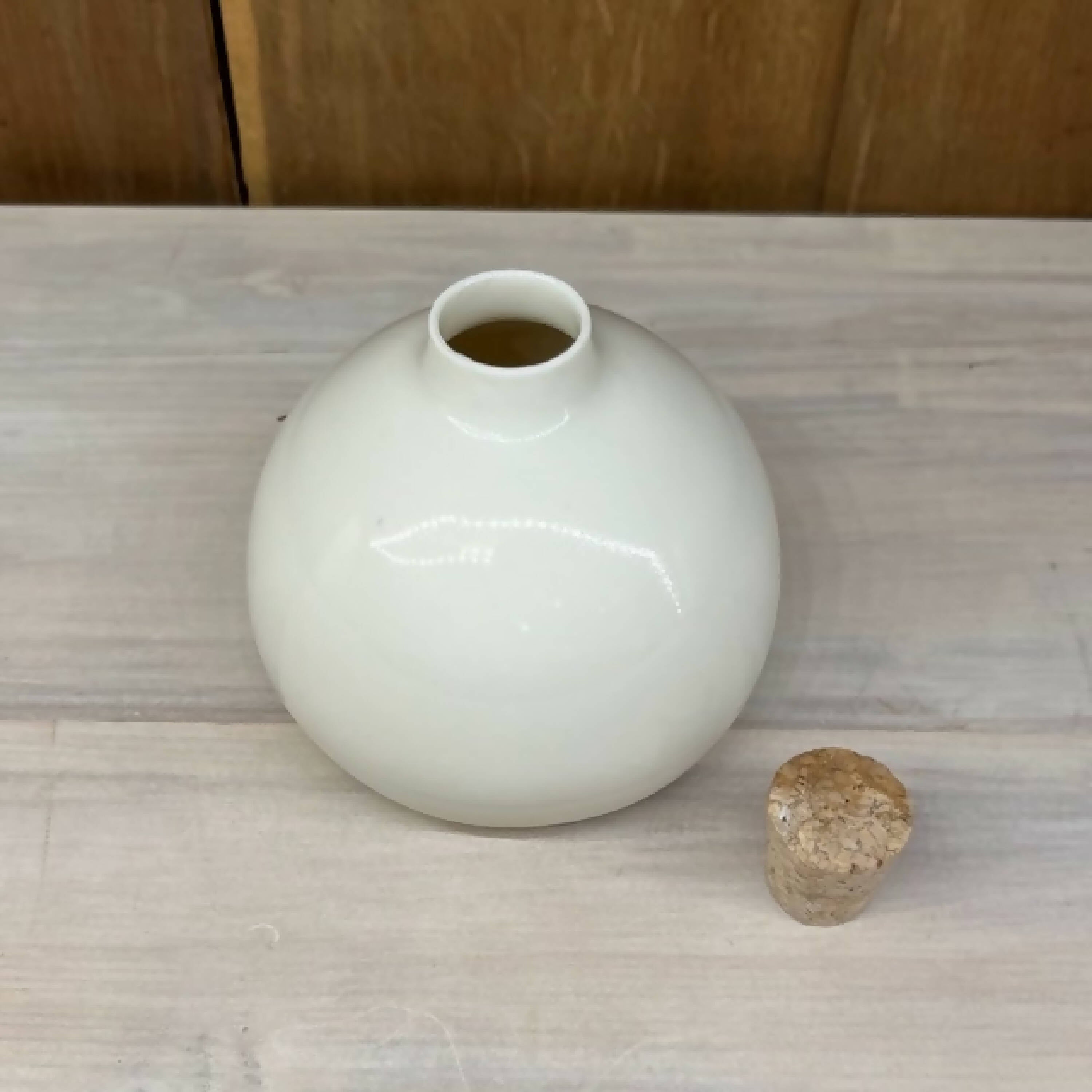 Petit vase boule en porcelaine avec bouchon en liège | EMPREINTES Paris | EMPREINTES Paris