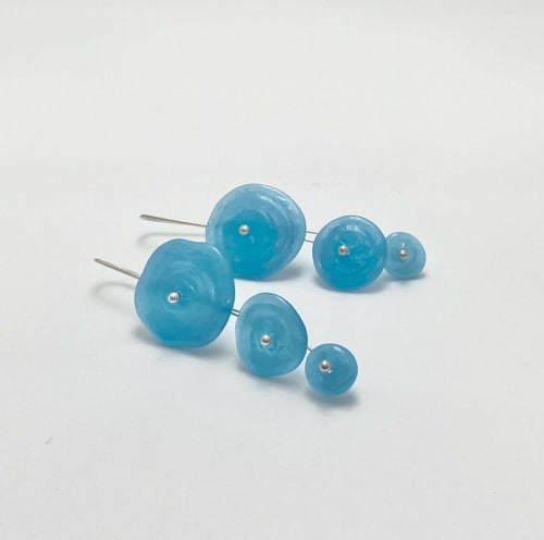 boucles_doreilles_ricochets_bleu_clair_opalescent_lathoumetie_helene | EMPREINTES Paris - EMPREINTES Paris