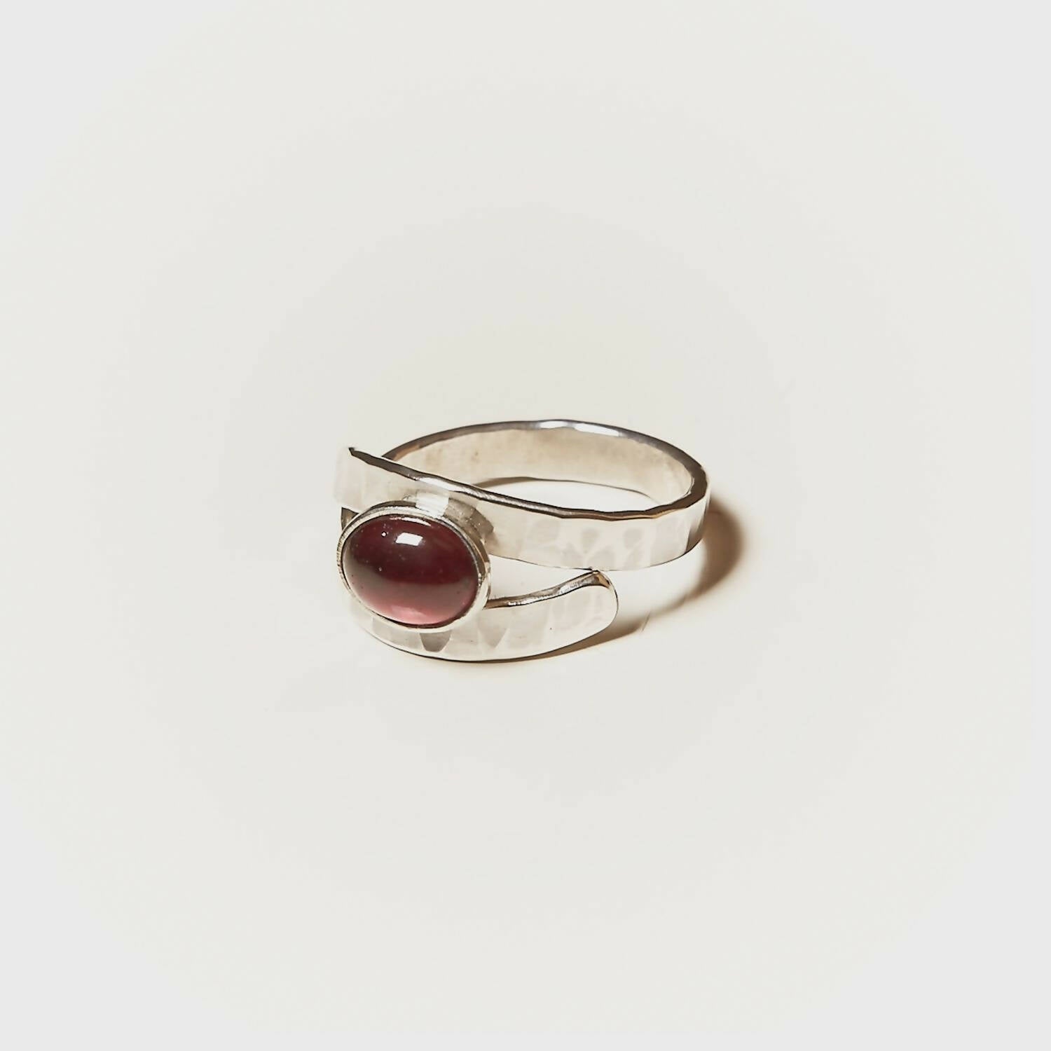 Bague EMULSIA en argent avec un grenat | EMPREINTES Paris