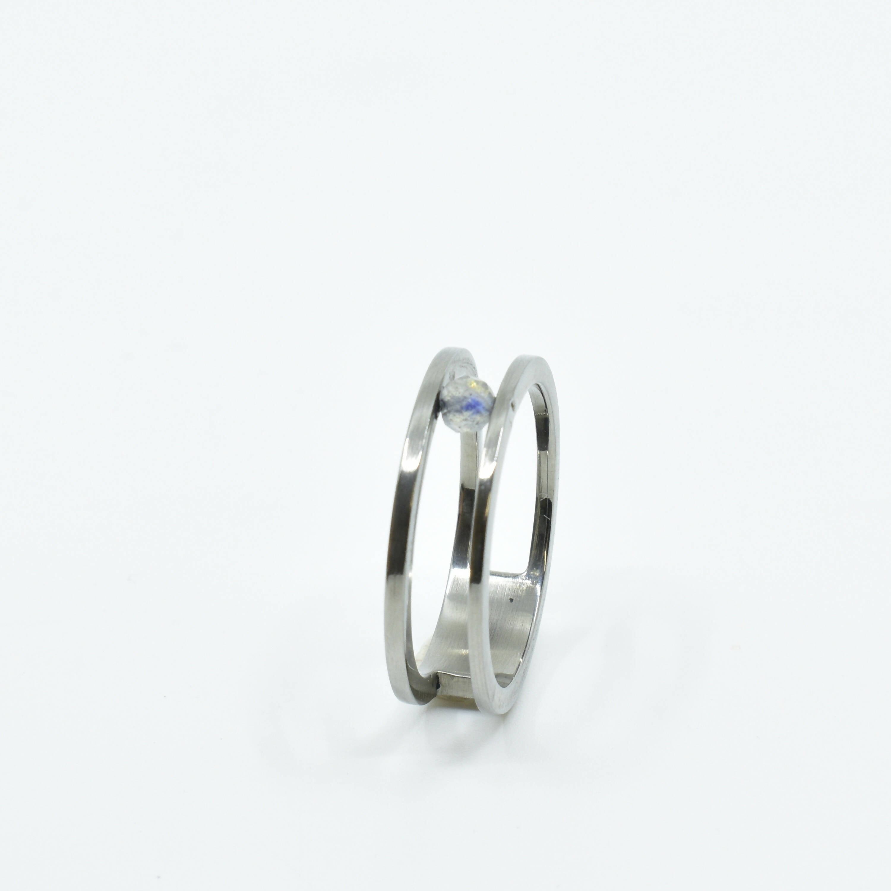 Bague titane orné d