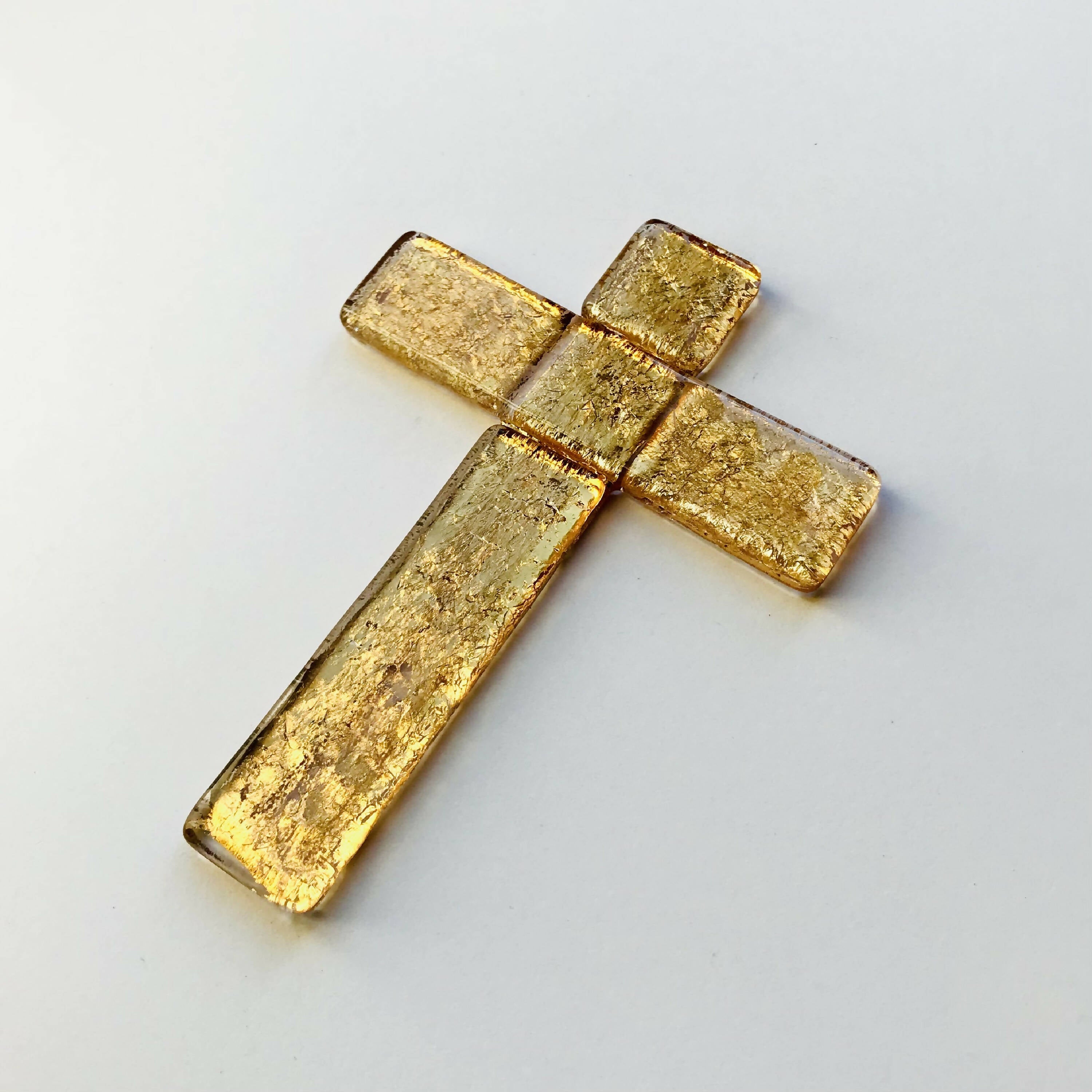 Croix murale dorée à la feuille d