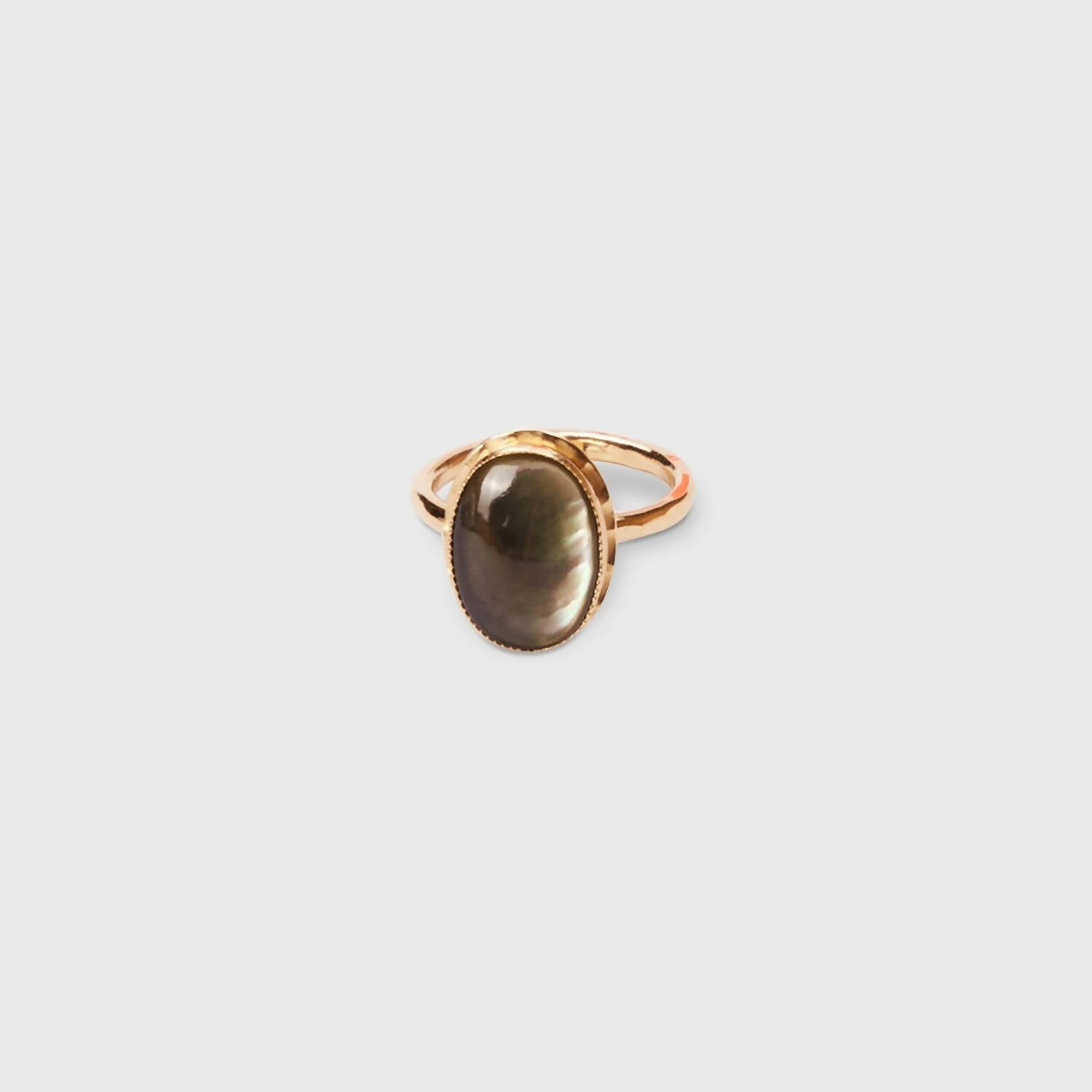 Bague GLAIA plaqué or avec une nacre grise. | EMPREINTES Paris