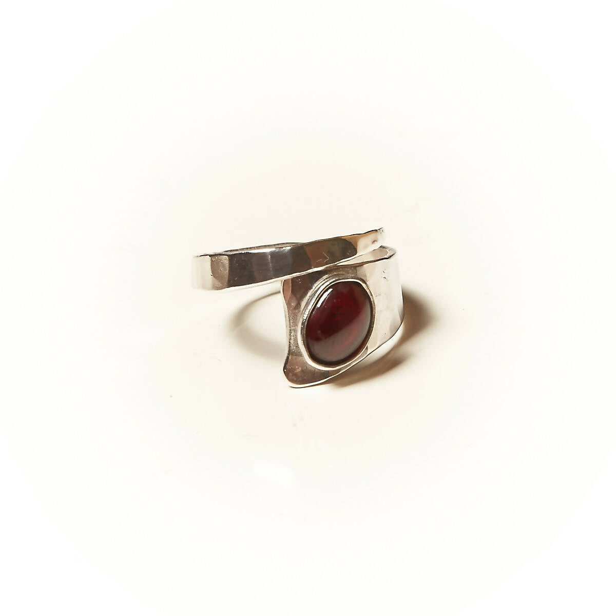 Bague ROMAE en argent avec un grenat. | EMPREINTES Paris