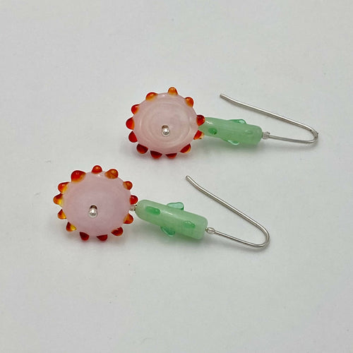 Boucles d'oreilles Tournesols rose opaline, points rouge et tiges vertes | EMPREINTES Paris - EMPREINTES Paris
