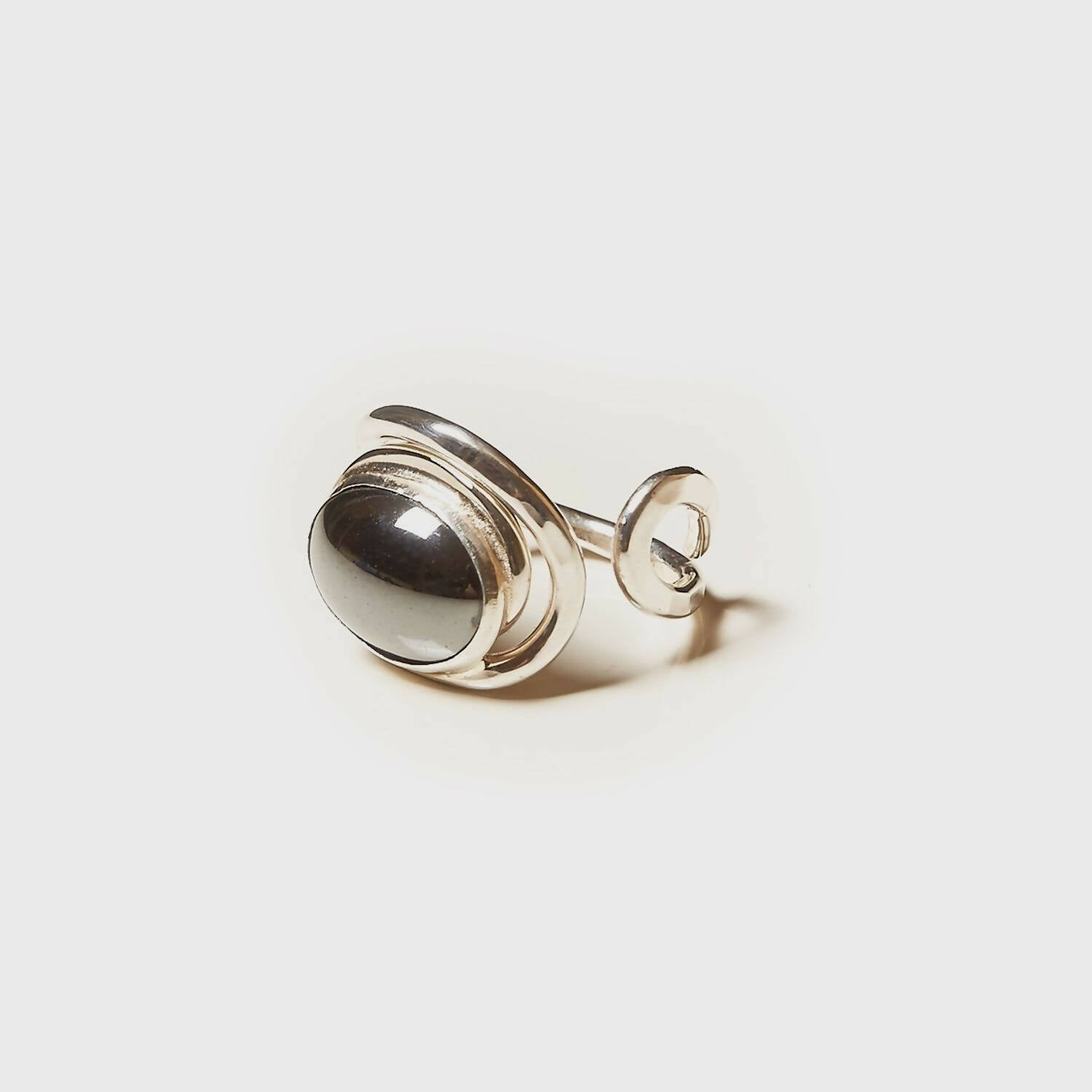 Bague VOLUPTIA en argent avec une hématite. | EMPREINTES Paris