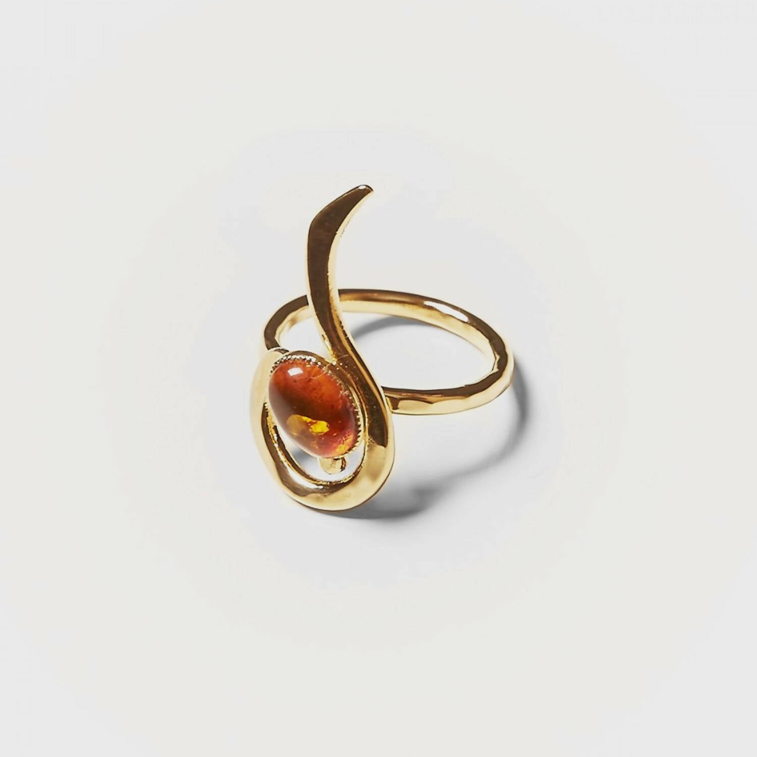 Bague LIZAE plaqué or avec une ambre. | EMPREINTES Paris