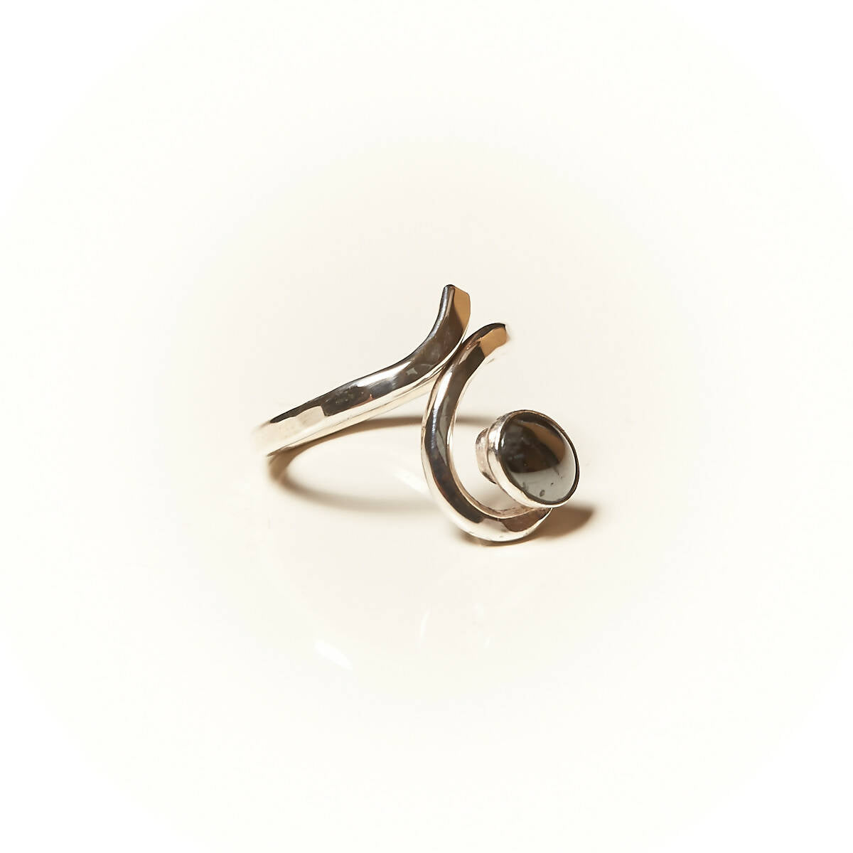 Bague PERCE NEIGE en argent avec une hématite. | EMPREINTES Paris