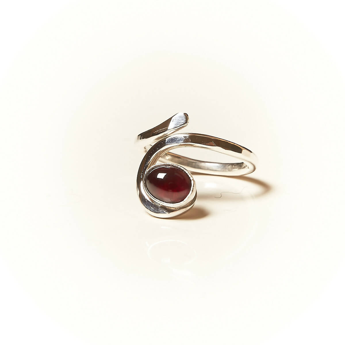 Bague PERCE NEIGE en argent avec un grenat. | EMPREINTES Paris