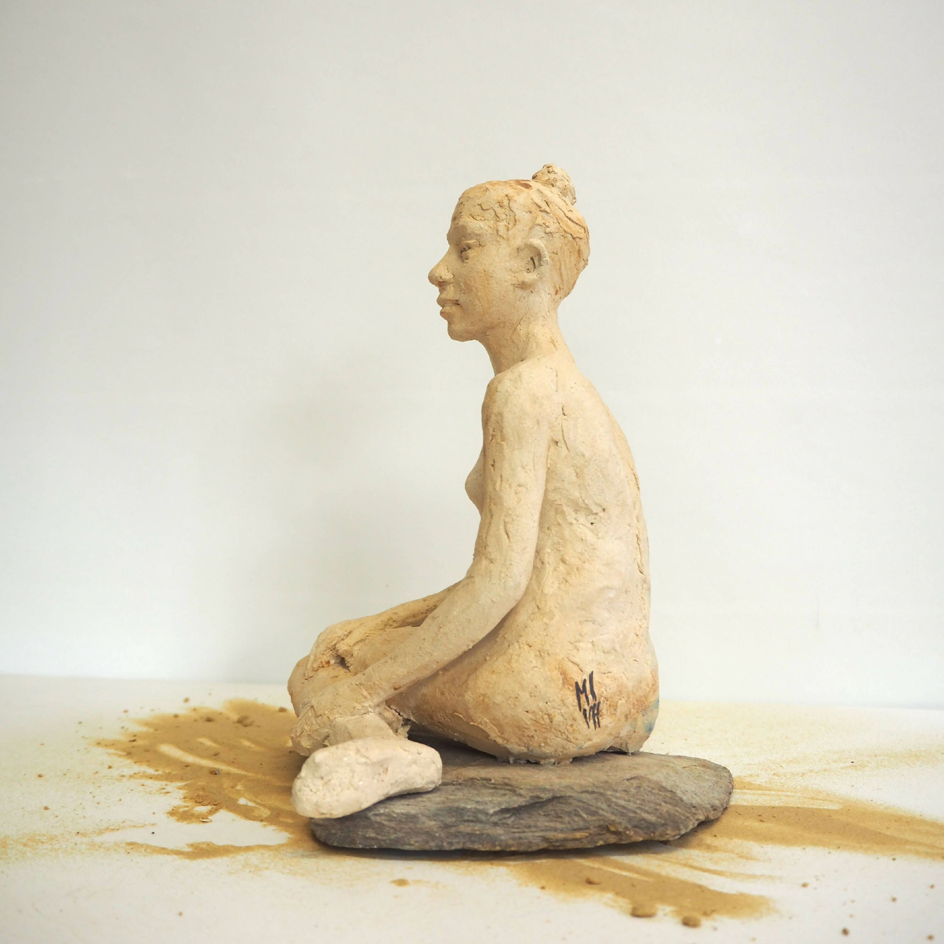 Sculpture Jeune femme au chignon assise sur lauze | EMPREINTES Paris | EMPREINTES Paris