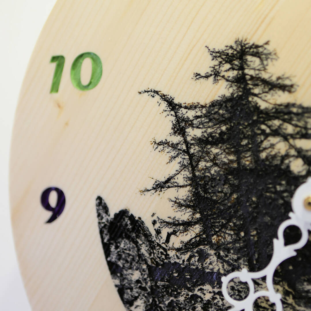 Pendule murale en pin avec décor mélèzes | EMPREINTES Paris