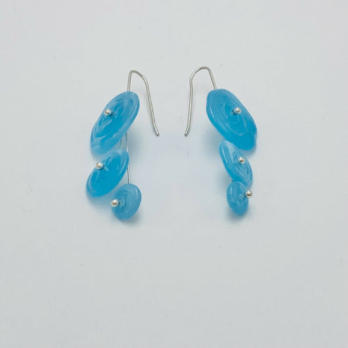boucles_doreilles_ricochets_bleu_clair_opalescent_lathoumetie_helene | EMPREINTES Paris - EMPREINTES Paris