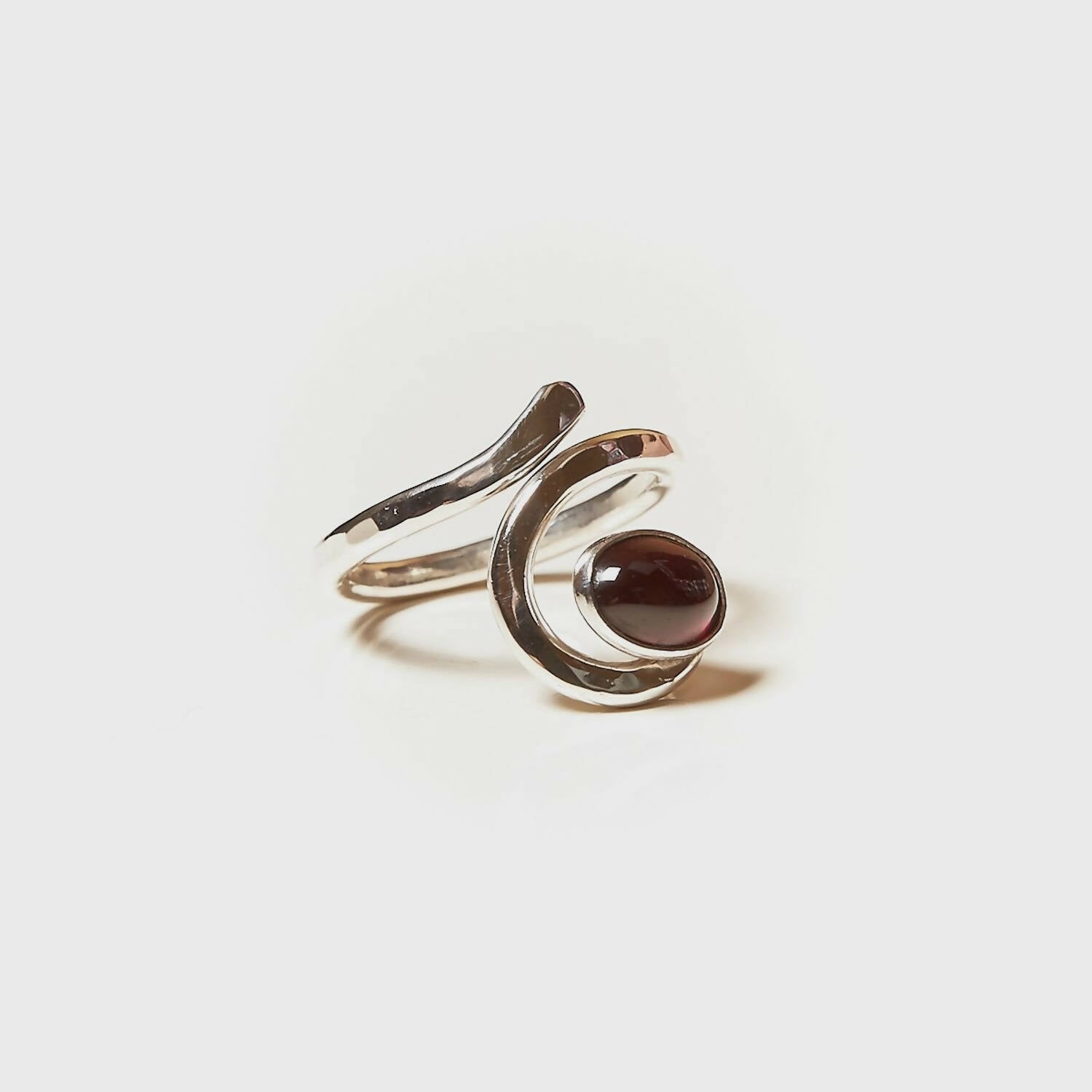 Bague PERCE NEIGE en argent avec un grenat. | EMPREINTES Paris
