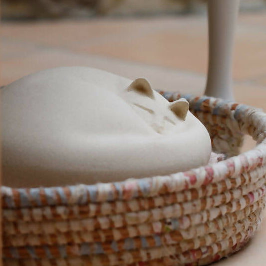 Sculpture GRAND CHAT BLANC endormi sur ses deux oreilles | EMPREINTES Paris | EMPREINTES Paris