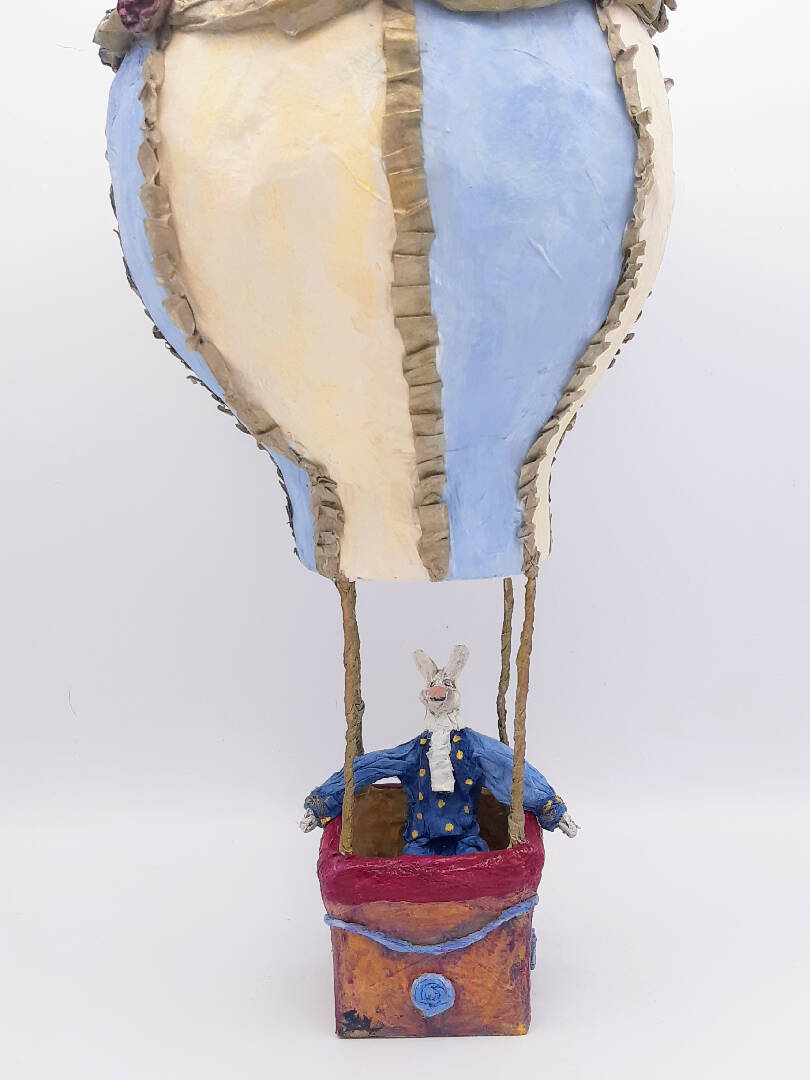 Sculpture papier lapin et montgolfière bleue ciel | EMPREINTES Paris | EMPREINTES Paris