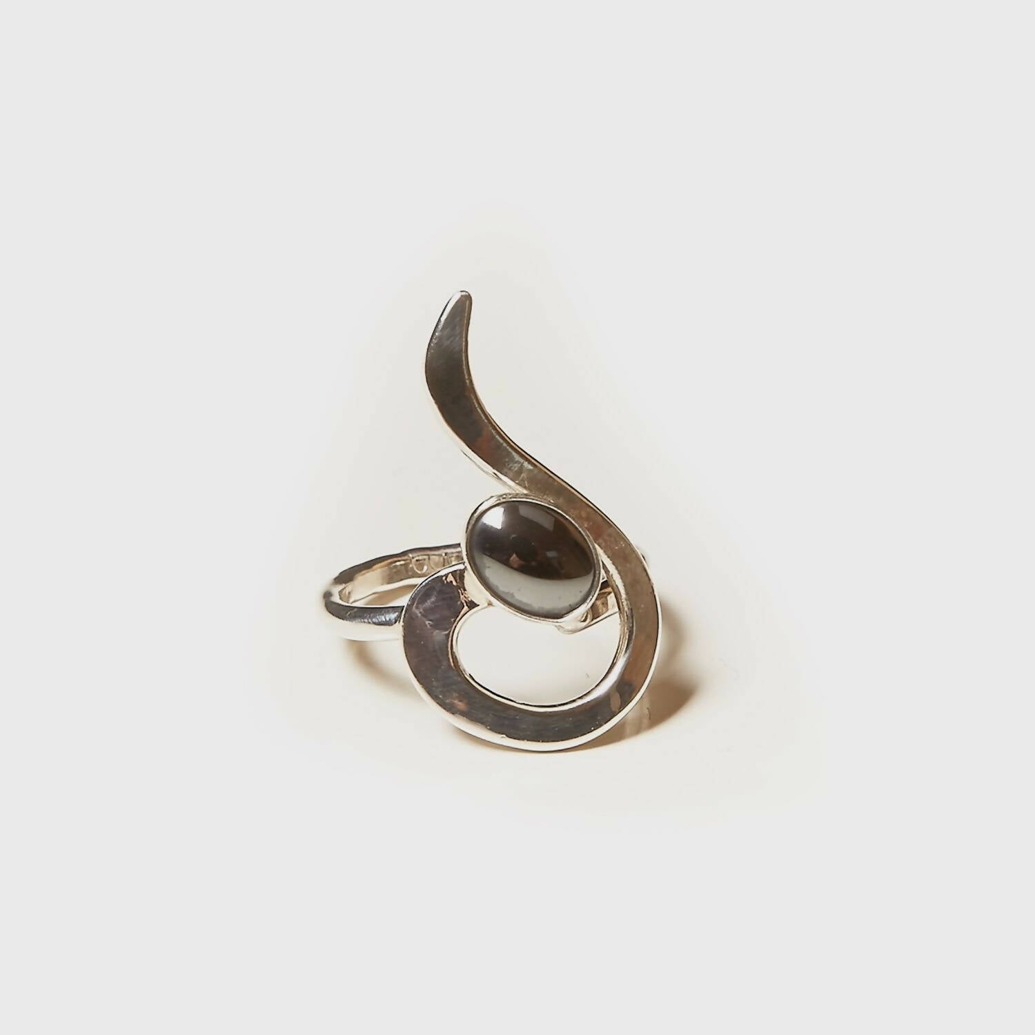 Bague LIZAE en argent avec une hématite. | EMPREINTES Paris