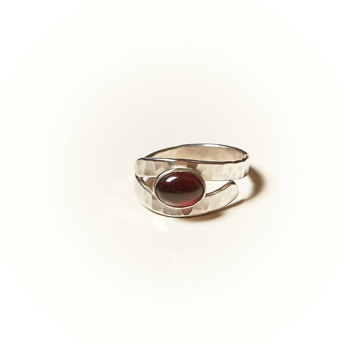 Bague EMULSIA en argent avec un grenat | EMPREINTES Paris