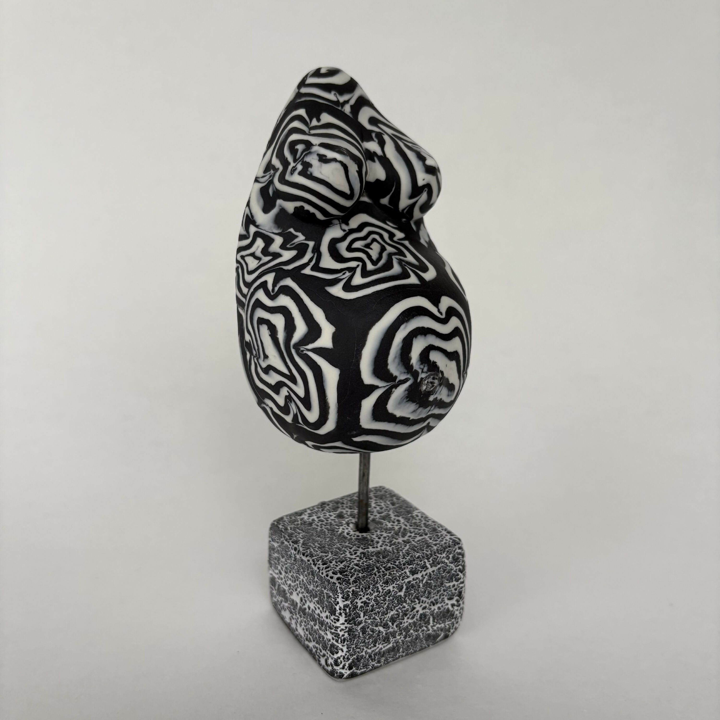 Sculpture femme enceinte nériage porcelaine noir et blanc | EMPREINTES Paris