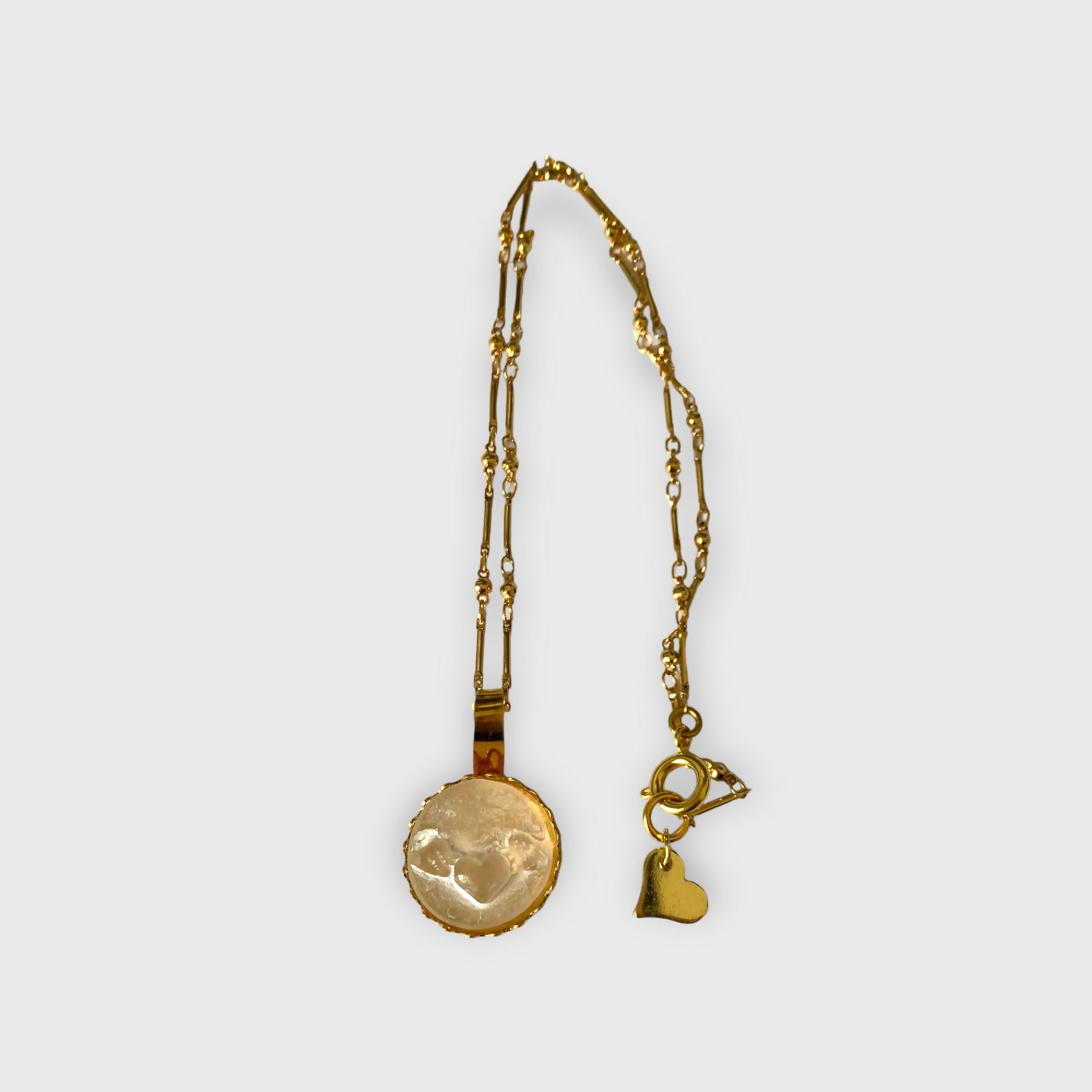 coeur ailé, bijou symbolique, ethnique, romantique, amoureux, collier pour femme, art déco, art nouveau, idées cadeaux pour elle, saint Valentin, piece unique, bijoux doré, tour de cou, pate de verre, cristal | EMPREINTES Paris