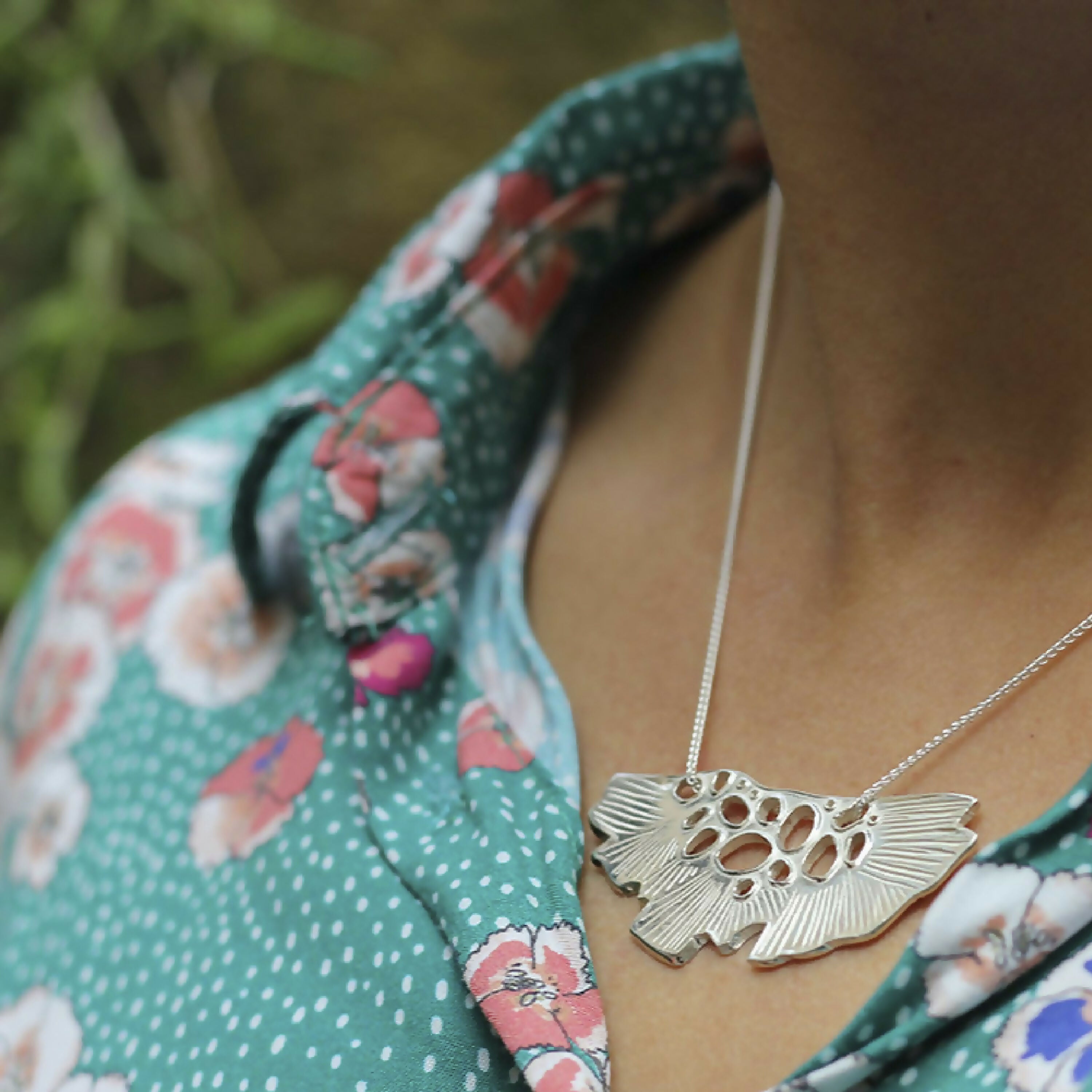 collier_de_grande_taille_aux_motifs_floraux_en_argent_massif_recycle_maa_bijoux_01 copie | EMPREINTES Paris