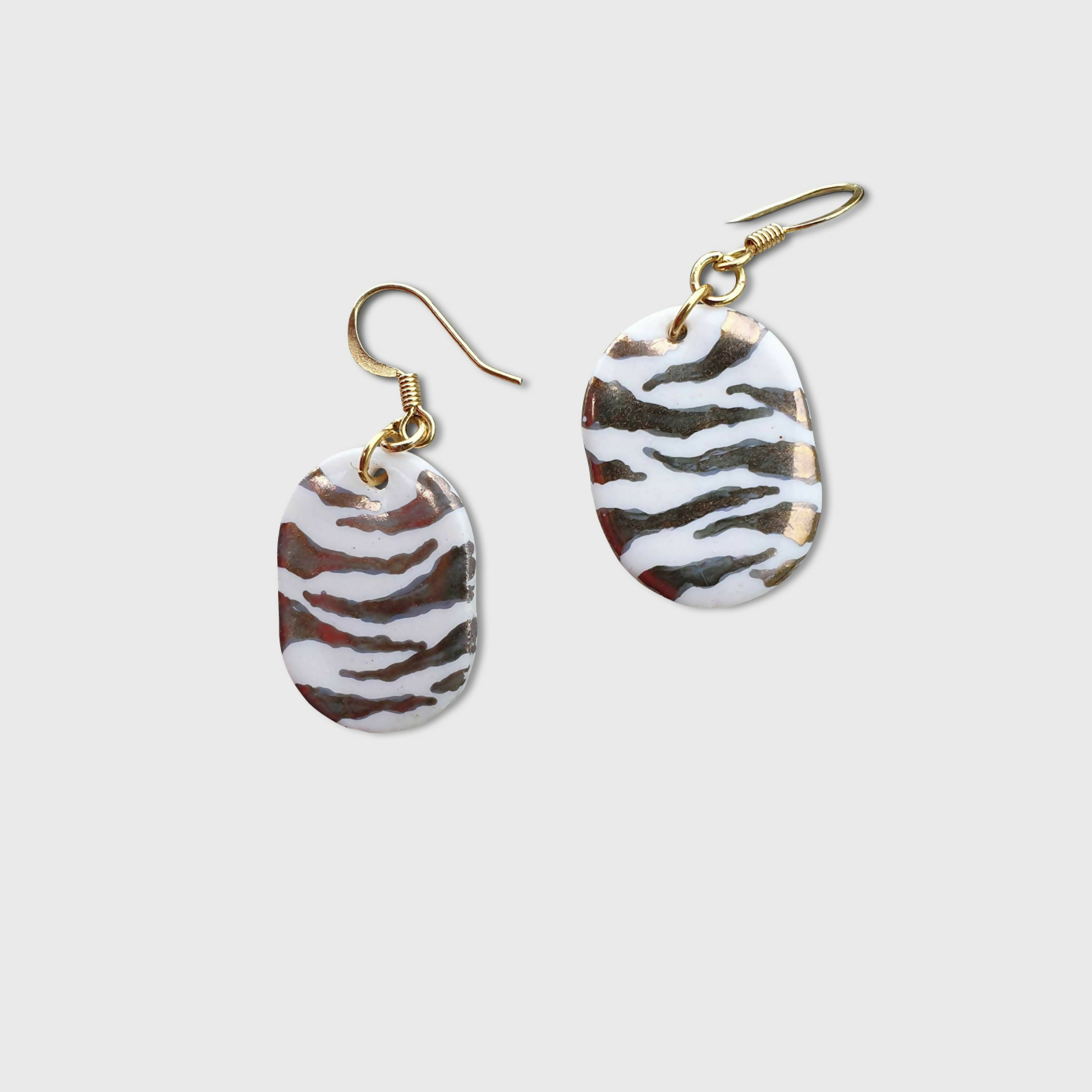 boucles_doreilles_ovales_en_porcelaine_motif_zebres_sara_grace_wevill | EMPREINTES Paris