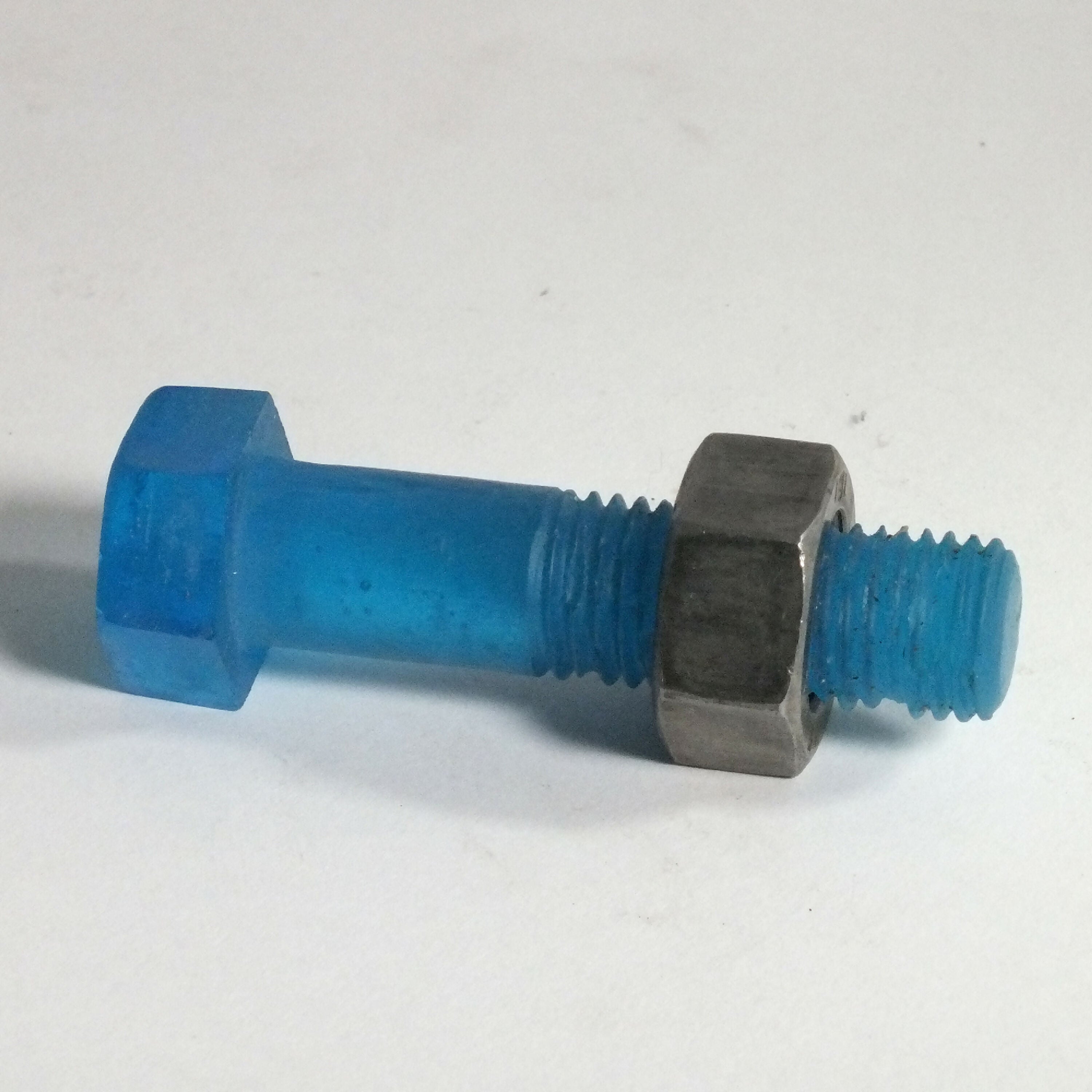 sculpture_boulon_en_pate_de_cristal_bleue_et_ecrou_jean_gazdac | EMPREINTES Paris