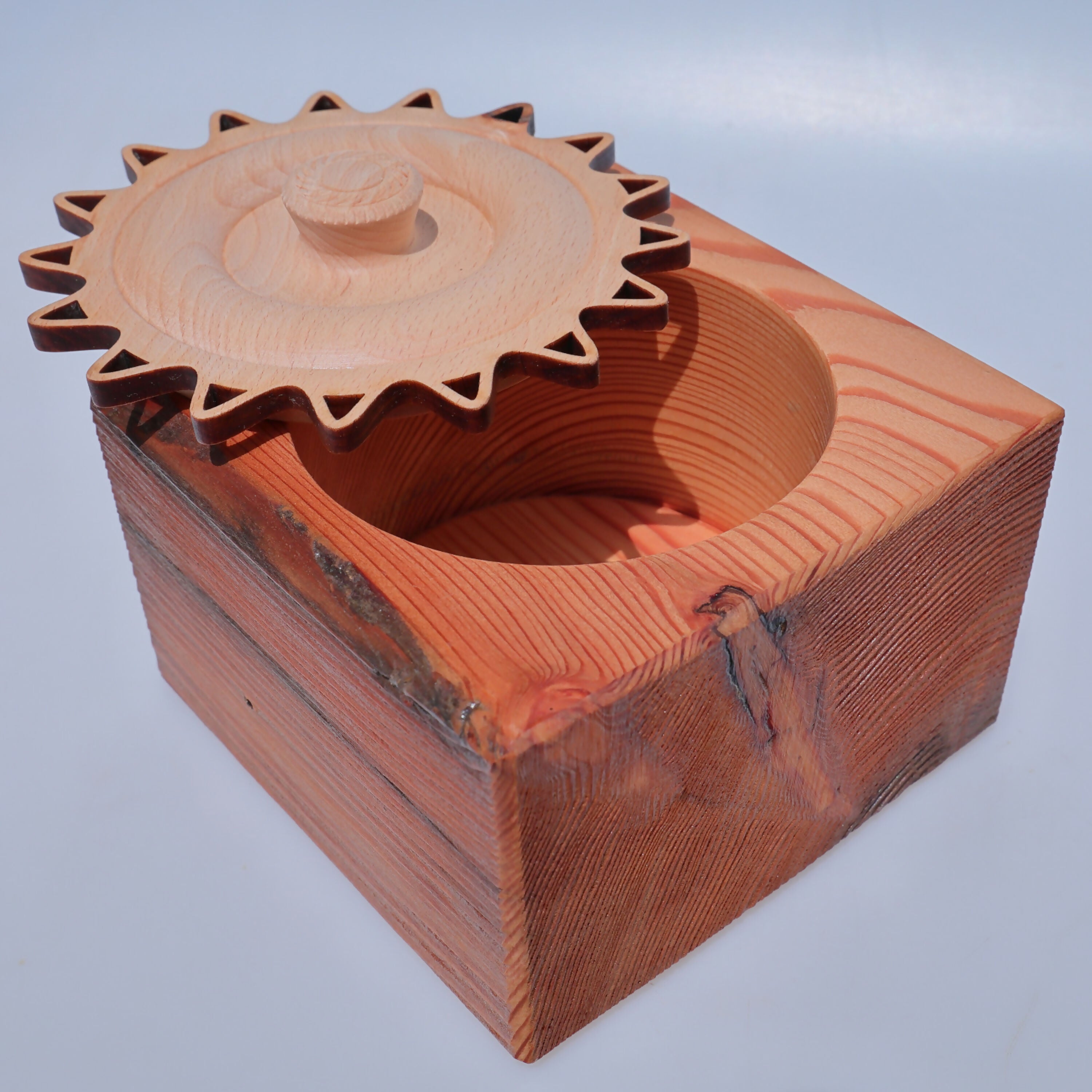 boite_carree_en_meleze_et_couvercle_en_hetre_soleil_latelier_du_mercantour copie | EMPREINTES Paris