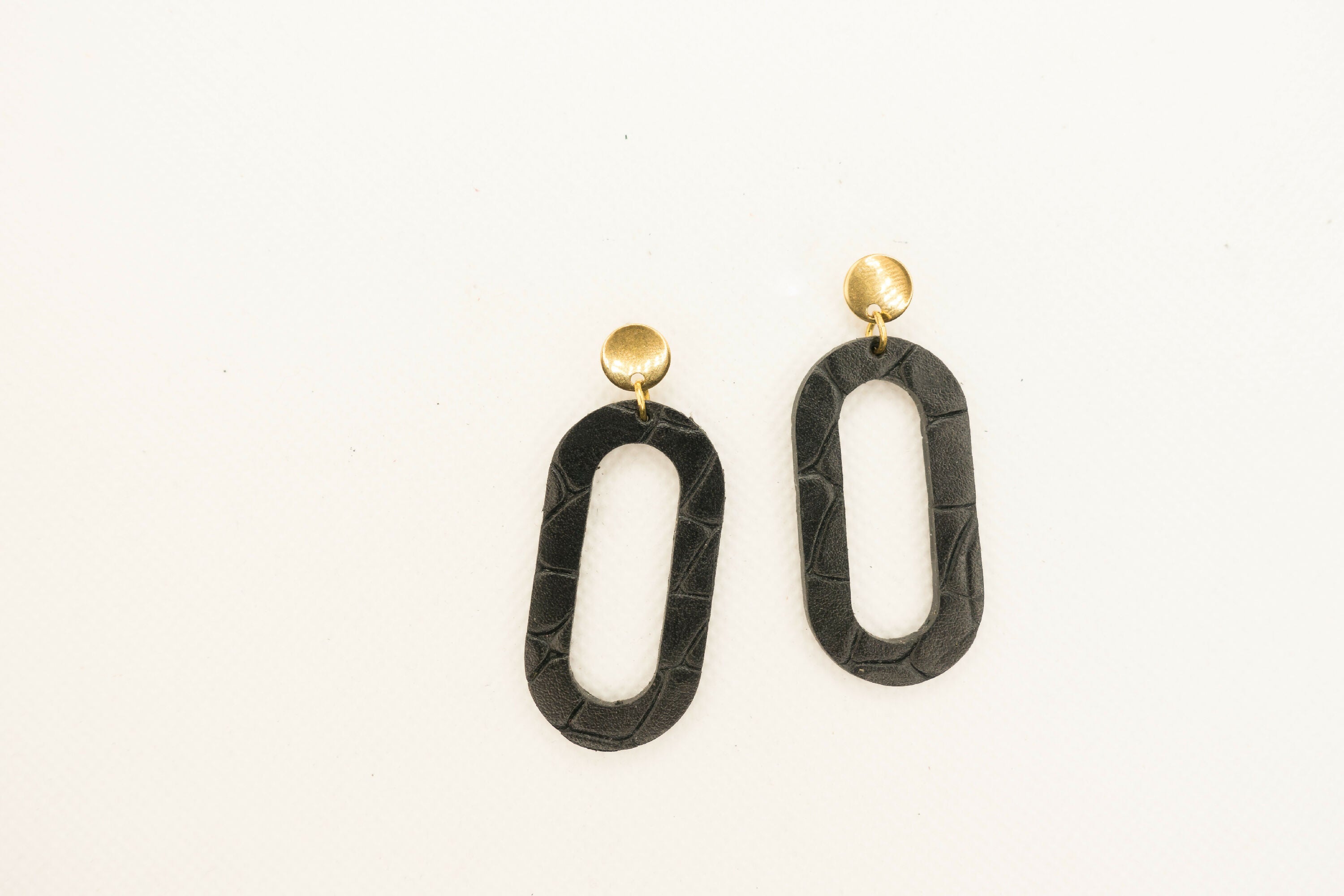 boucles_doreilles_arche_art_deco_en_cuir_noir_julie_troncin_maroquinerie | EMPREINTES Paris