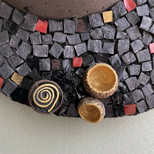 tableau_vegetal_mosaique_noir_dore_tillandsia_cupules_de_glands_musea_mosaique copie | EMPREINTES Paris - EMPREINTES Paris