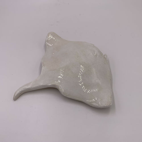 Sculpture moyenne petite Raie Manta en grès blanc - prenant copie | EMPREINTES Paris - EMPREINTES Paris
