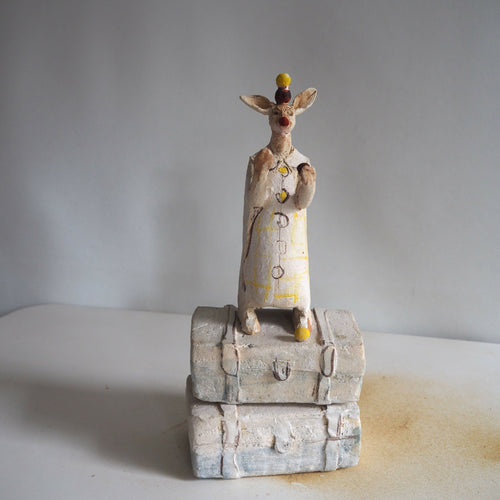 sculpture_clown_jongleur_monte_sur_2_malles_empilees_marie_helene_valladeh copie | EMPREINTES Paris - EMPREINTES Paris