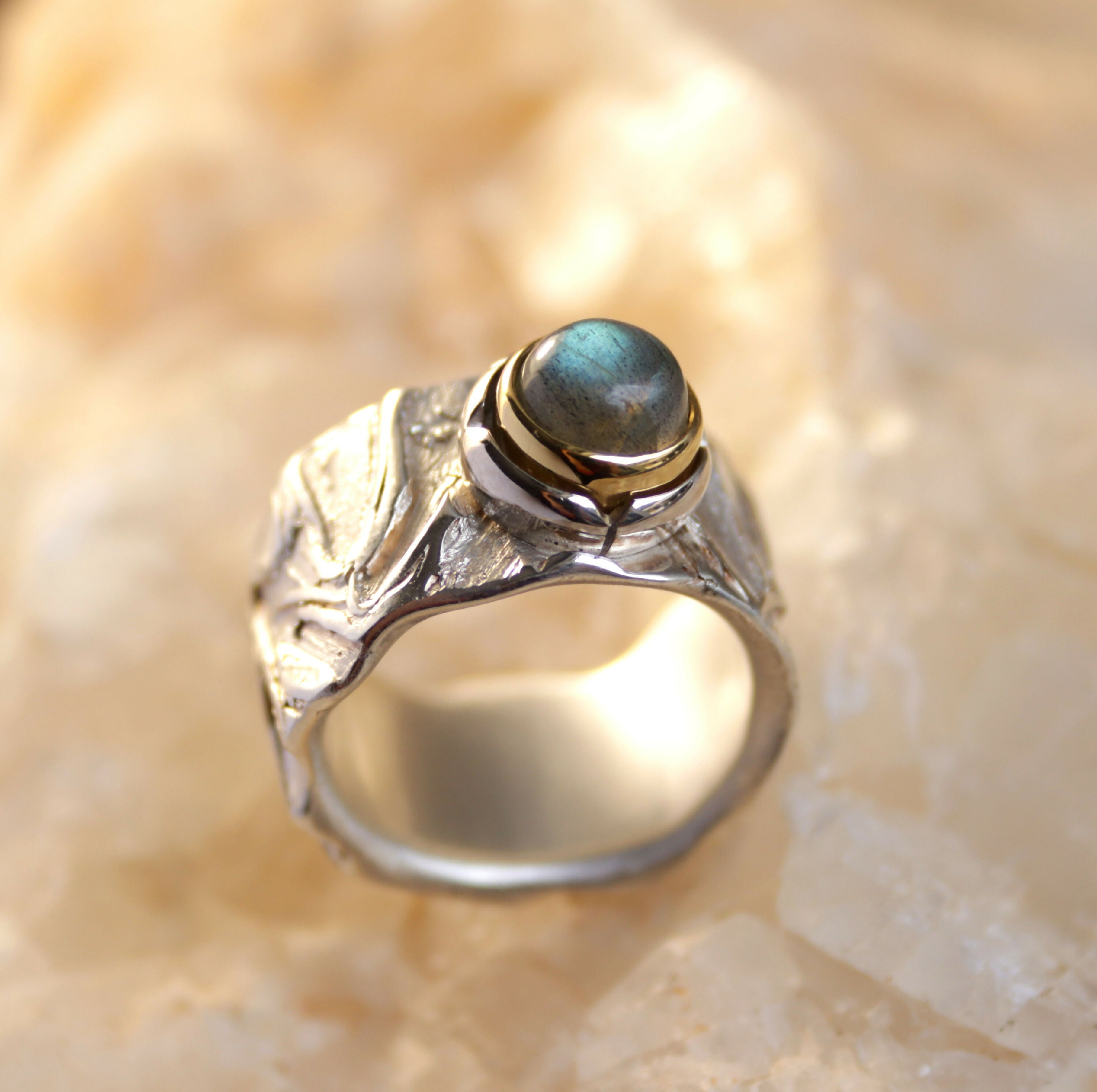 bague_lotus_piece_unique_t53_en_argent_pur_or_et_palladium_avec_labradorite_sol_billeke copie | EMPREINTES Paris