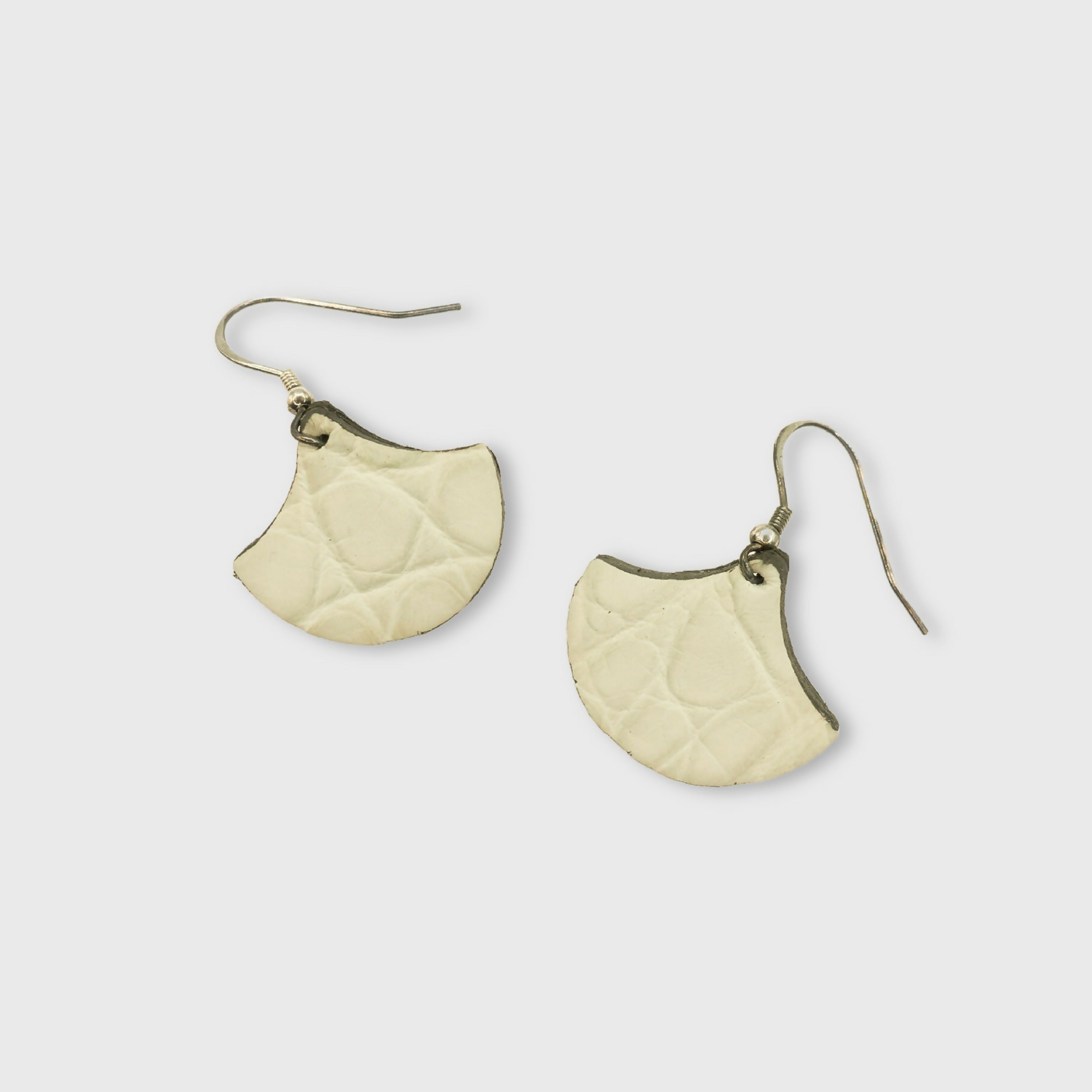 boucles_doreilles_gingko_vert_deau_2cm_julie_troncin_maroquinerie copie | EMPREINTES Paris